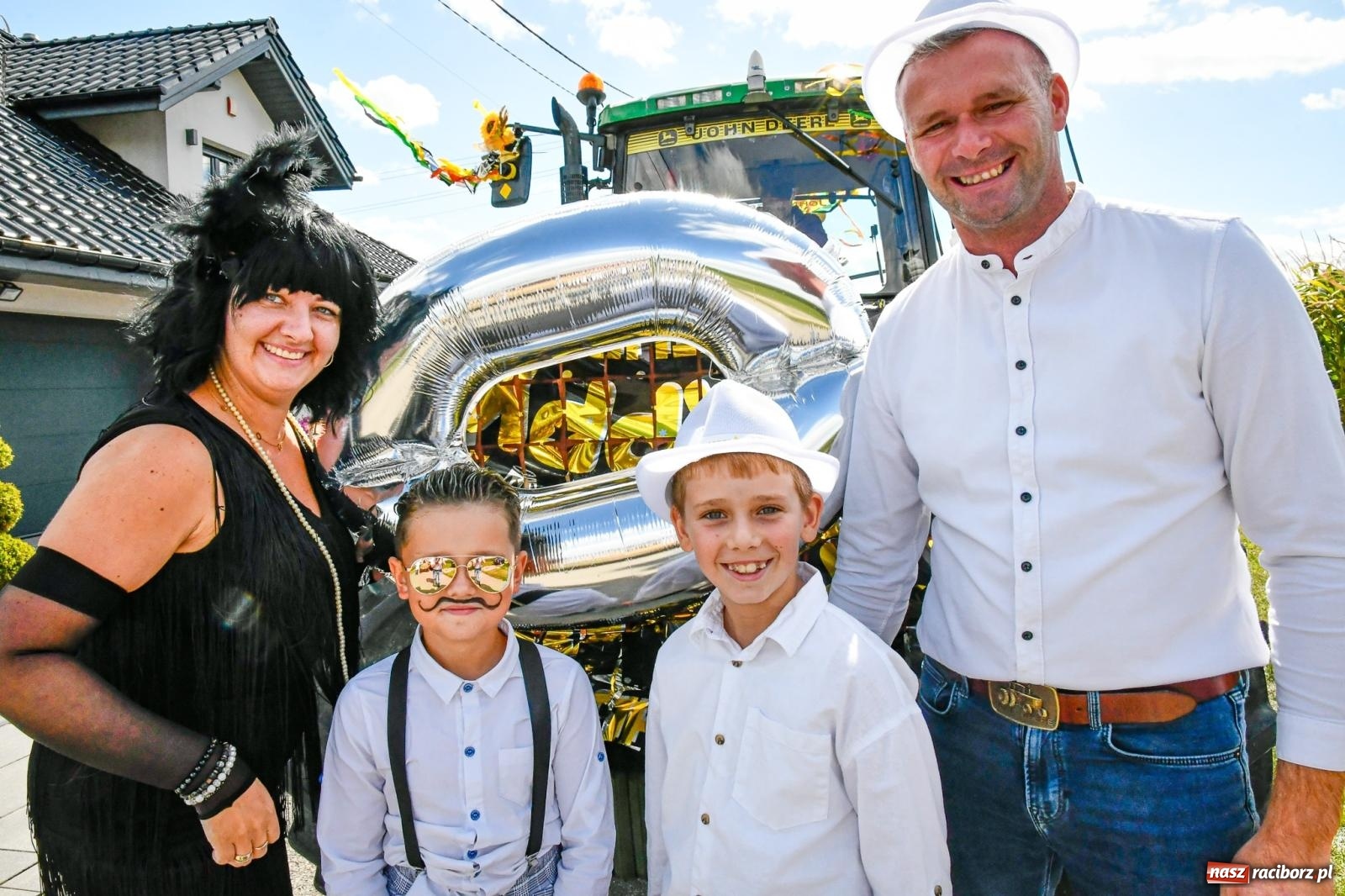 Zdjęcie w galerii na portalu naszraciborz.pl: Gigantyczny korowód w Bieńkowicach. Korony, maszyny i dużo humoru [FOTO i WIDEO] wiadomości z regionu