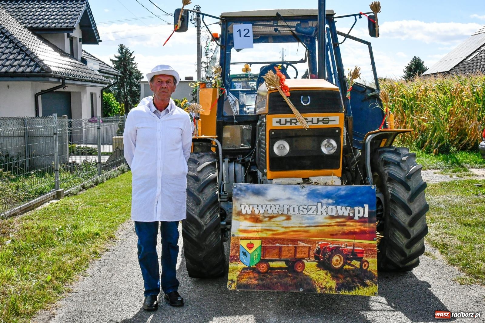 Zdjęcie w galerii na portalu naszraciborz.pl: Gigantyczny korowód w Bieńkowicach. Korony, maszyny i dużo humoru [FOTO i WIDEO] wiadomości z regionu