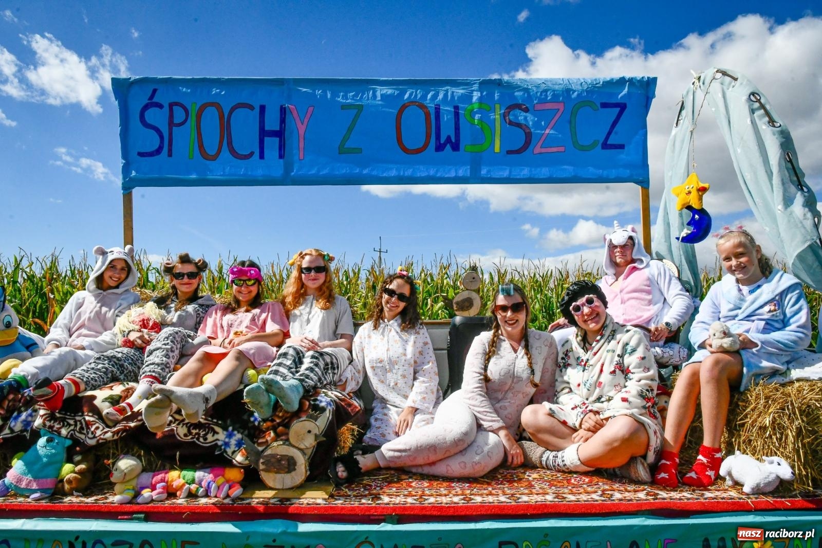 Zdjęcie w galerii na portalu naszraciborz.pl: Gigantyczny korowód w Bieńkowicach. Korony, maszyny i dużo humoru [FOTO i WIDEO] wiadomości z regionu