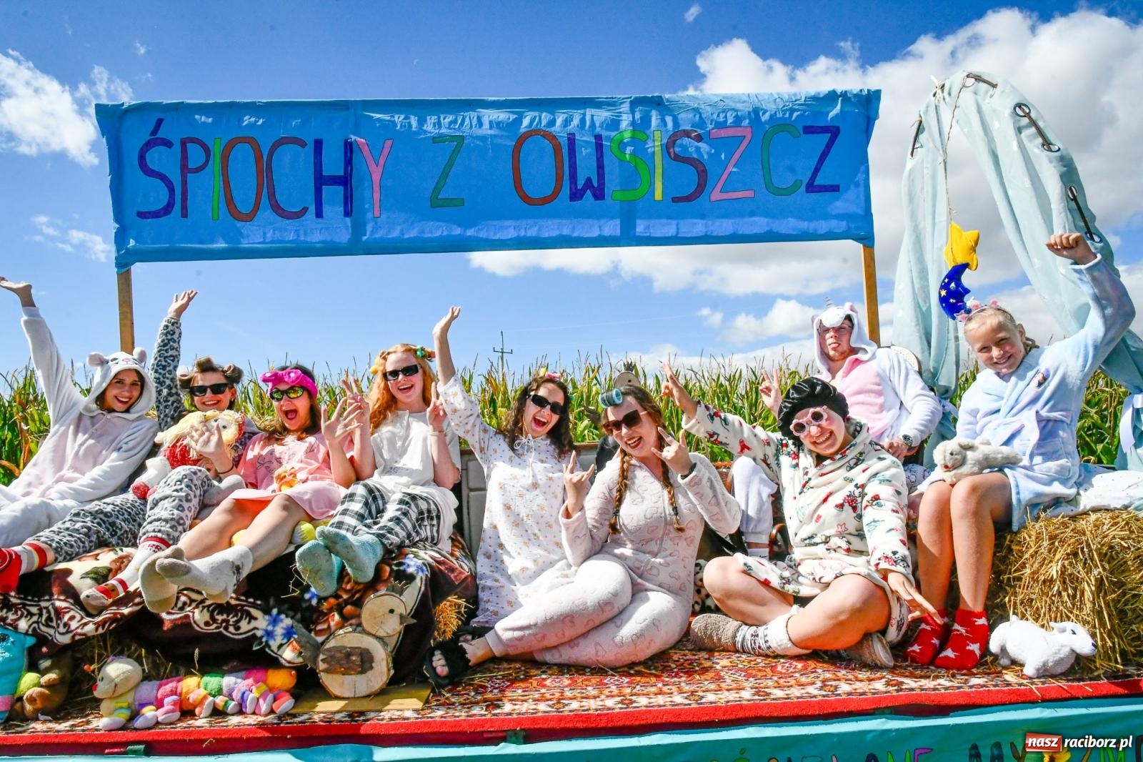Zdjęcie w galerii na portalu naszraciborz.pl: Gigantyczny korowód w Bieńkowicach. Korony, maszyny i dużo humoru [FOTO i WIDEO] wiadomości z regionu