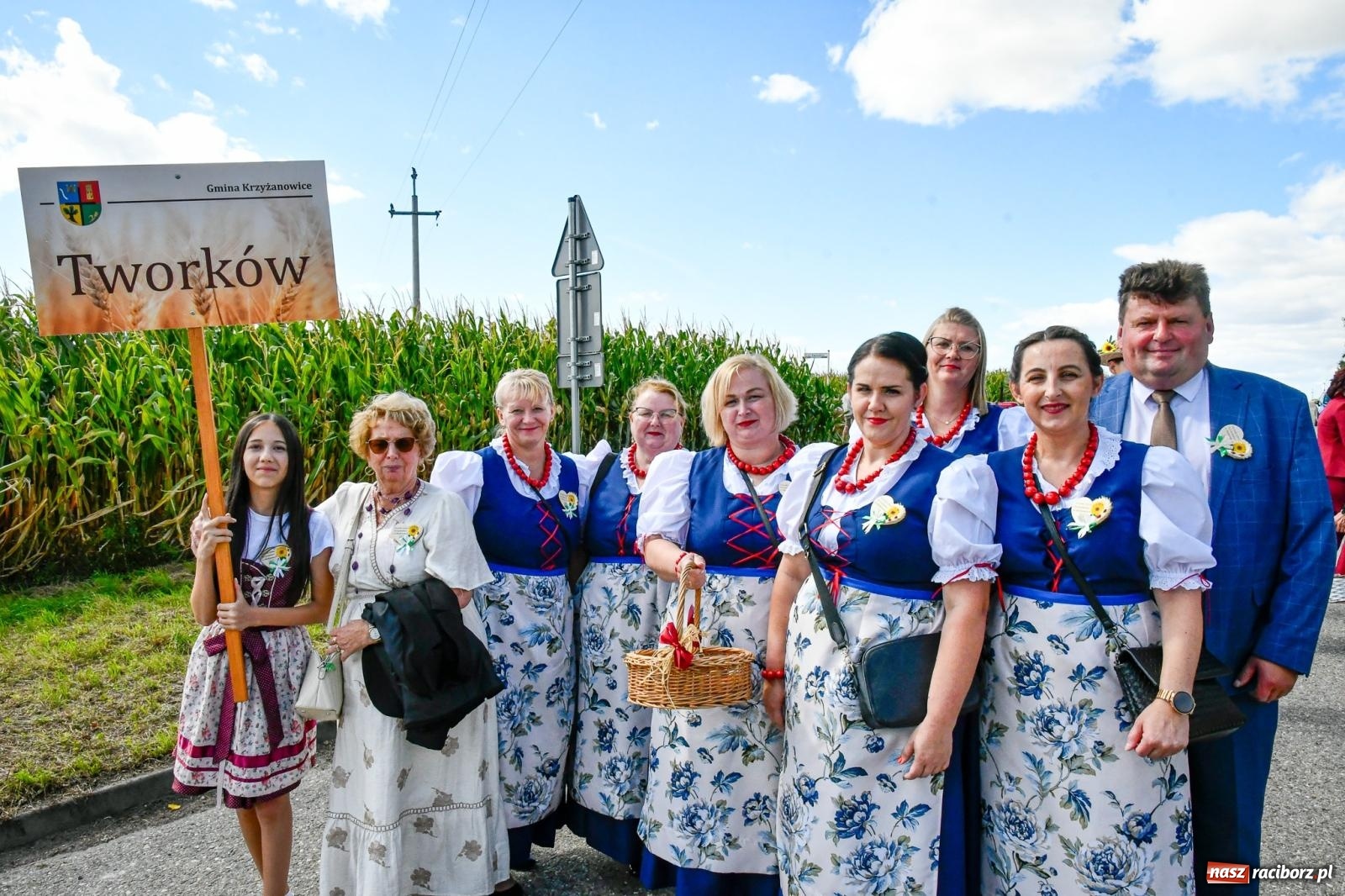 Zdjęcie w galerii na portalu naszraciborz.pl: Gigantyczny korowód w Bieńkowicach. Korony, maszyny i dużo humoru [FOTO i WIDEO] wiadomości z regionu