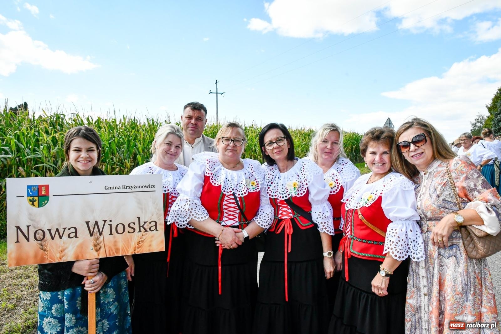Zdjęcie w galerii na portalu naszraciborz.pl: Gigantyczny korowód w Bieńkowicach. Korony, maszyny i dużo humoru [FOTO i WIDEO] wiadomości z regionu