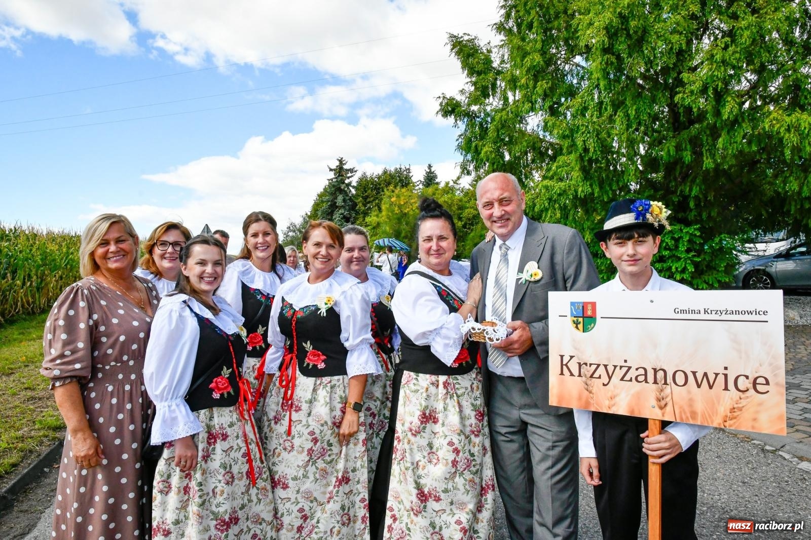 Zdjęcie w galerii na portalu naszraciborz.pl: Gigantyczny korowód w Bieńkowicach. Korony, maszyny i dużo humoru [FOTO i WIDEO] wiadomości z regionu