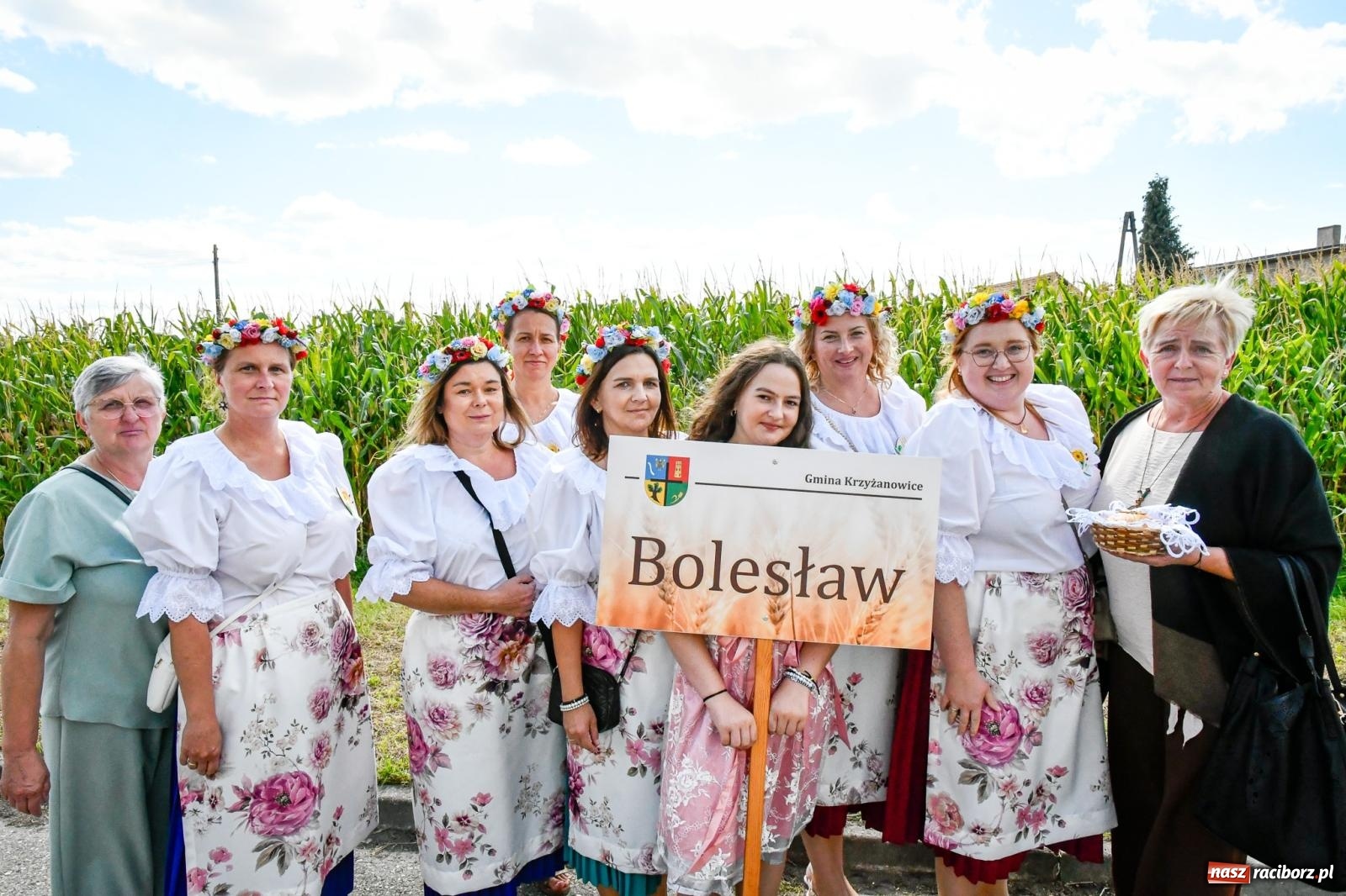 Zdjęcie w galerii na portalu naszraciborz.pl: Gigantyczny korowód w Bieńkowicach. Korony, maszyny i dużo humoru [FOTO i WIDEO] wiadomości z regionu