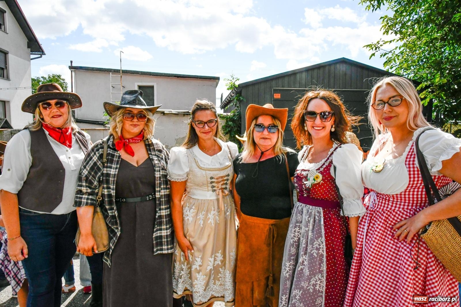 Zdjęcie w galerii na portalu naszraciborz.pl: Gigantyczny korowód w Bieńkowicach. Korony, maszyny i dużo humoru [FOTO i WIDEO] wiadomości z regionu