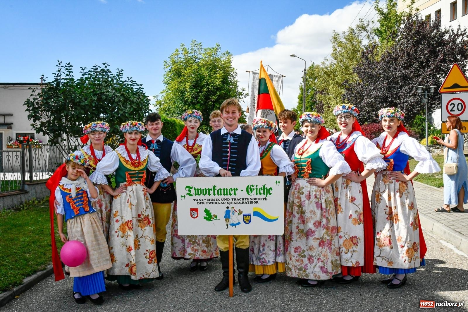 Zdjęcie w galerii na portalu naszraciborz.pl: Gigantyczny korowód w Bieńkowicach. Korony, maszyny i dużo humoru [FOTO i WIDEO] wiadomości z regionu