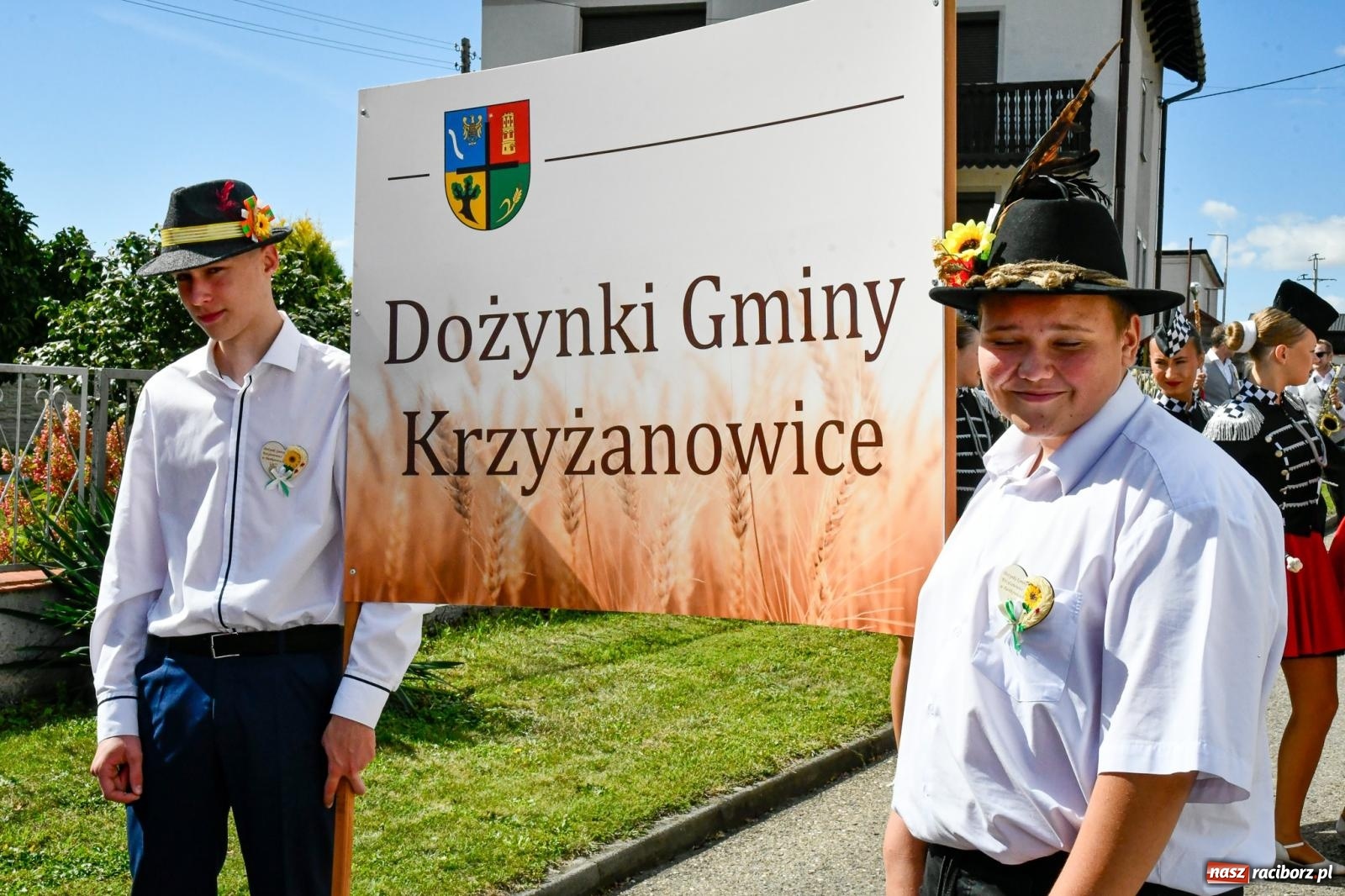 Zdjęcie w galerii na portalu naszraciborz.pl: Gigantyczny korowód w Bieńkowicach. Korony, maszyny i dużo humoru [FOTO i WIDEO] wiadomości z regionu