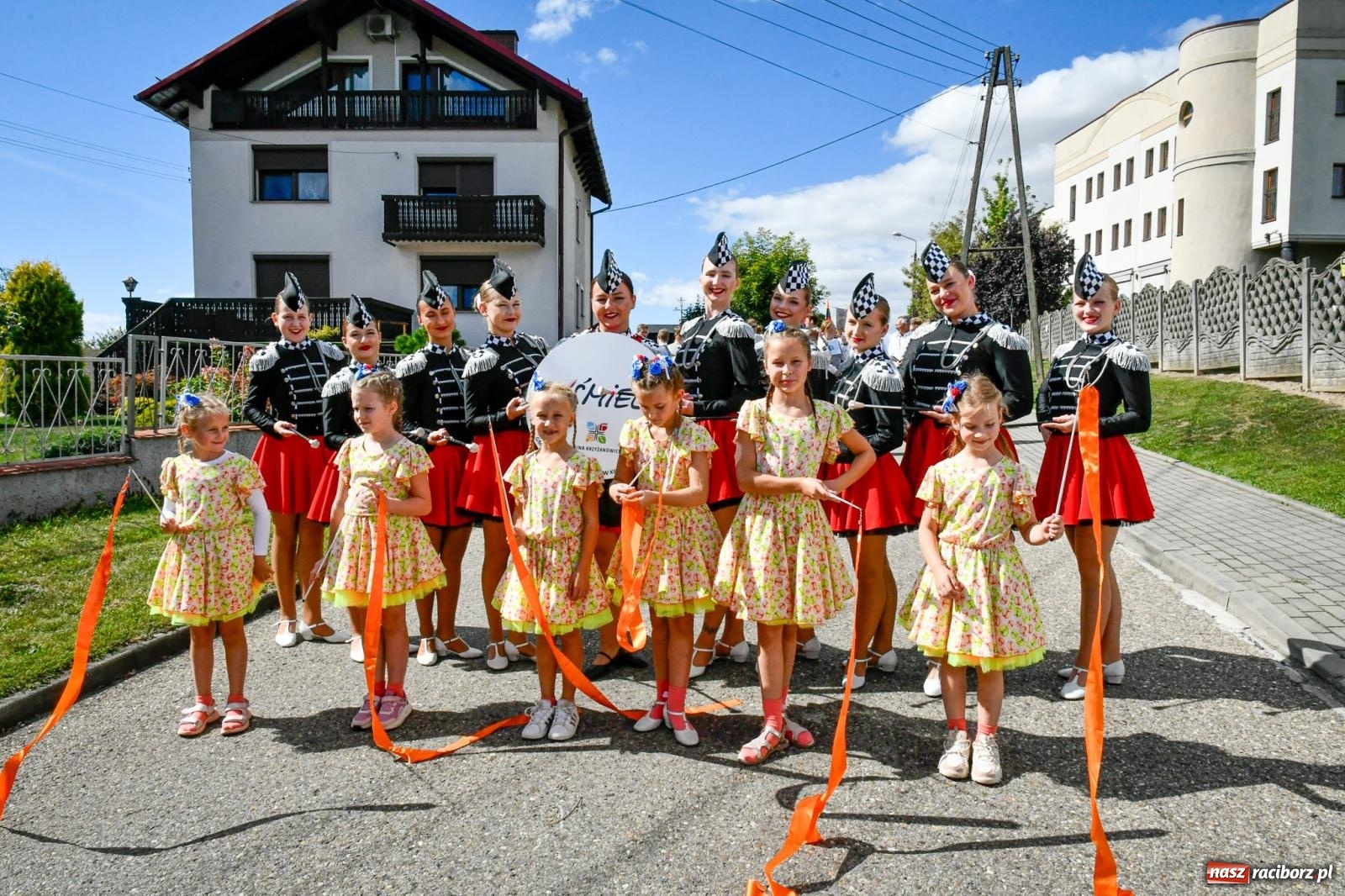 Zdjęcie w galerii na portalu naszraciborz.pl: Gigantyczny korowód w Bieńkowicach. Korony, maszyny i dużo humoru [FOTO i WIDEO] wiadomości z regionu