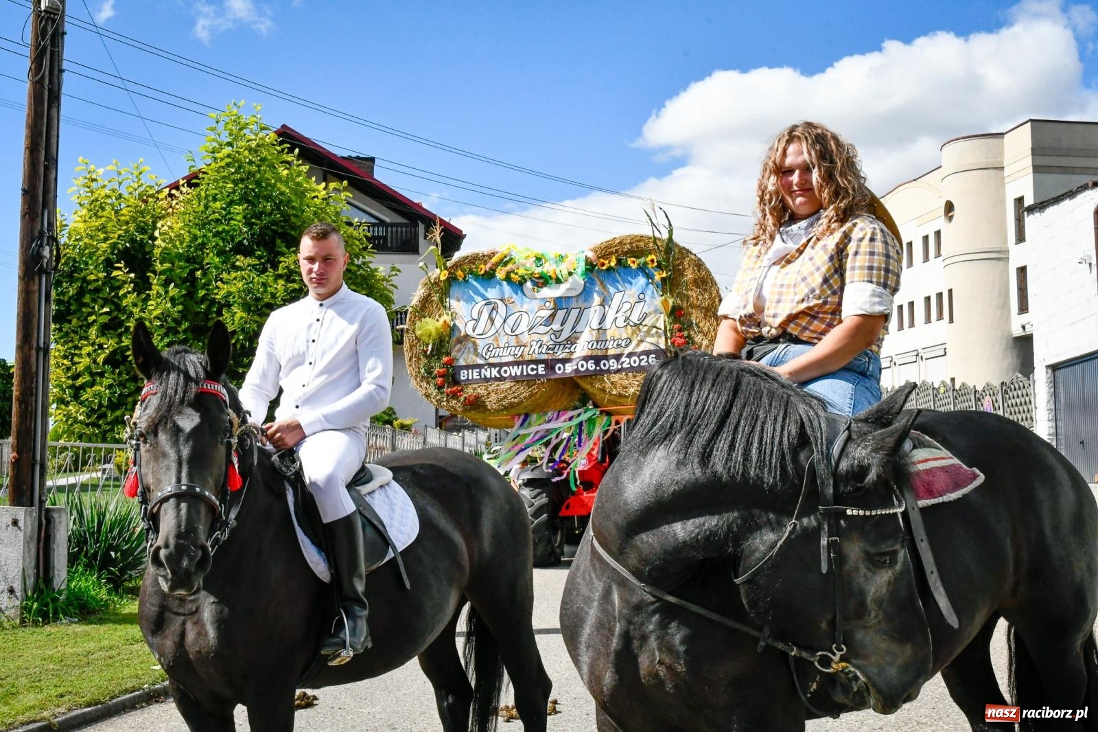 Zdjęcie w galerii na portalu naszraciborz.pl: Gigantyczny korowód w Bieńkowicach. Korony, maszyny i dużo humoru [FOTO i WIDEO] wiadomości z regionu