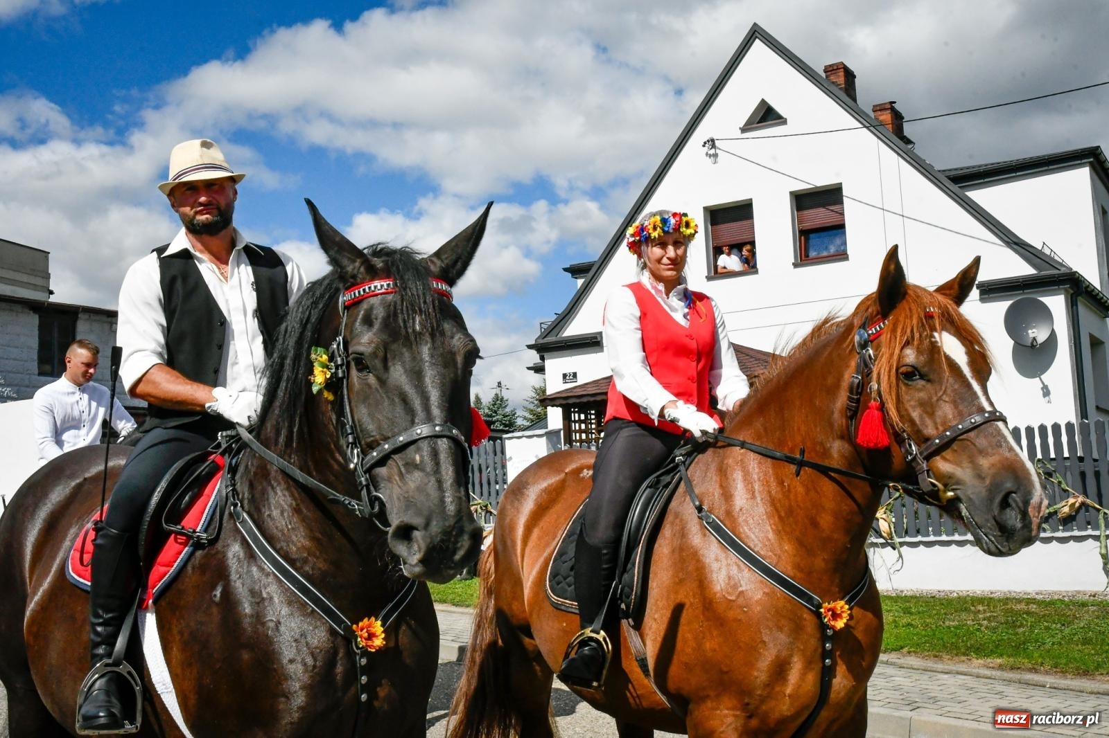 Zdjęcie w galerii na portalu naszraciborz.pl: Gigantyczny korowód w Bieńkowicach. Korony, maszyny i dużo humoru [FOTO i WIDEO] wiadomości z regionu