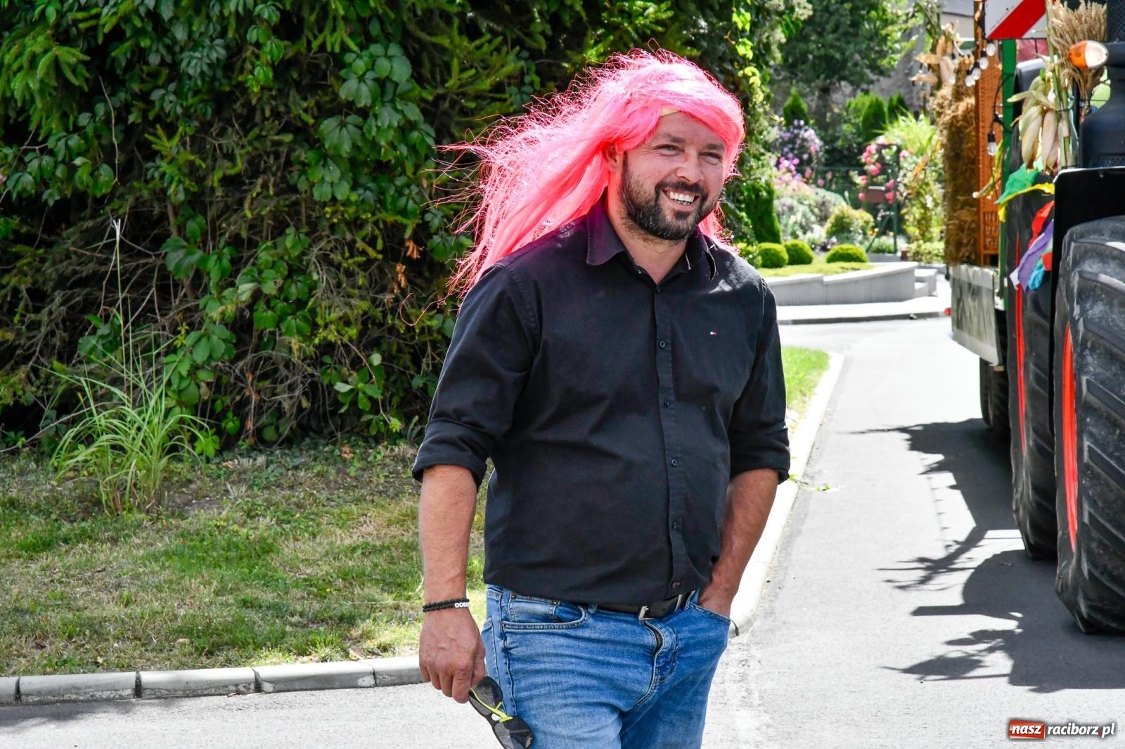 Zdjęcie w galerii na portalu naszraciborz.pl: Gigantyczny korowód w Bieńkowicach. Korony, maszyny i dużo humoru [FOTO i WIDEO] wiadomości z regionu
