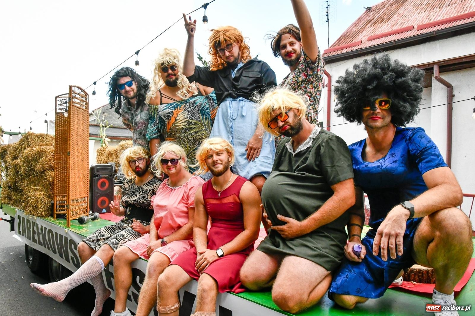 Zdjęcie w galerii na portalu naszraciborz.pl: Gigantyczny korowód w Bieńkowicach. Korony, maszyny i dużo humoru [FOTO i WIDEO] wiadomości z regionu