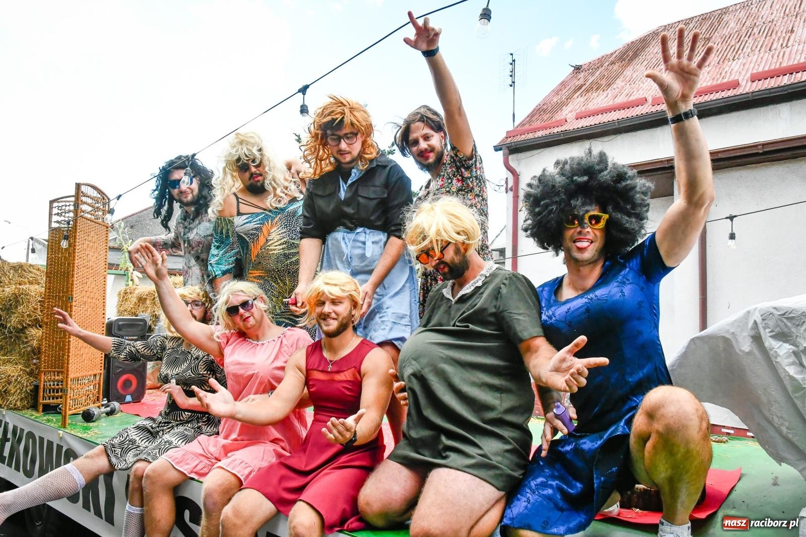 Zdjęcie w galerii na portalu naszraciborz.pl: Gigantyczny korowód w Bieńkowicach. Korony, maszyny i dużo humoru [FOTO i WIDEO] wiadomości z regionu