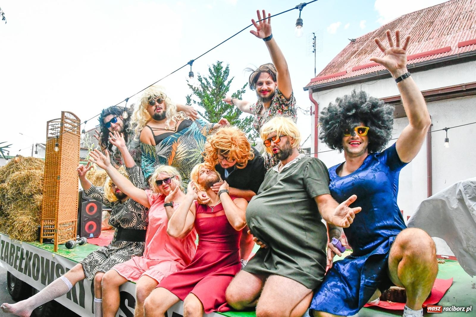 Zdjęcie w galerii na portalu naszraciborz.pl: Gigantyczny korowód w Bieńkowicach. Korony, maszyny i dużo humoru [FOTO i WIDEO] wiadomości z regionu