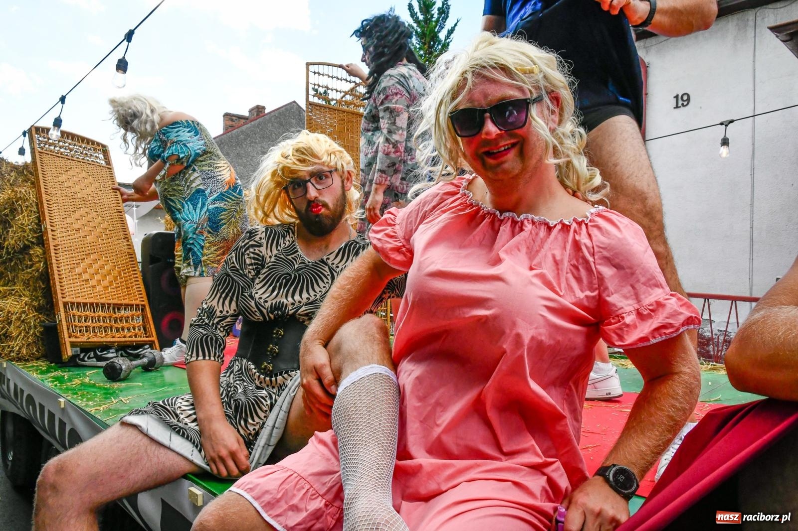 Zdjęcie w galerii na portalu naszraciborz.pl: Gigantyczny korowód w Bieńkowicach. Korony, maszyny i dużo humoru [FOTO i WIDEO] wiadomości z regionu