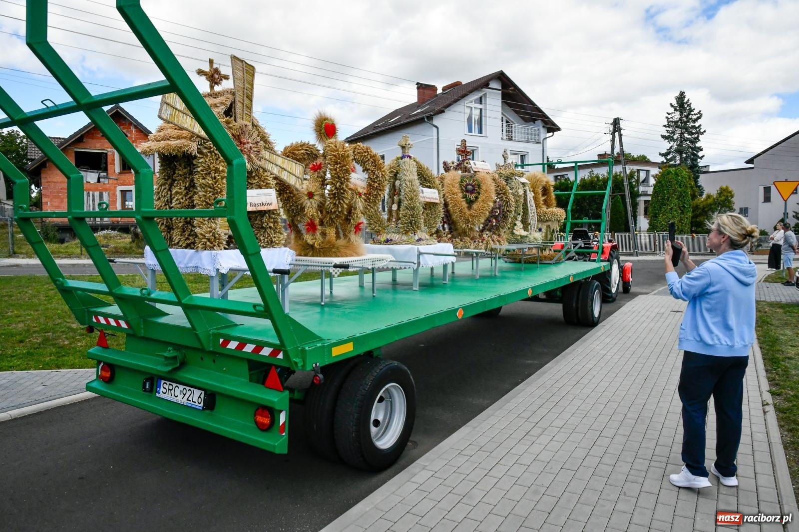 Zdjęcie w galerii na portalu naszraciborz.pl: Gigantyczny korowód w Bieńkowicach. Korony, maszyny i dużo humoru [FOTO i WIDEO] wiadomości z regionu