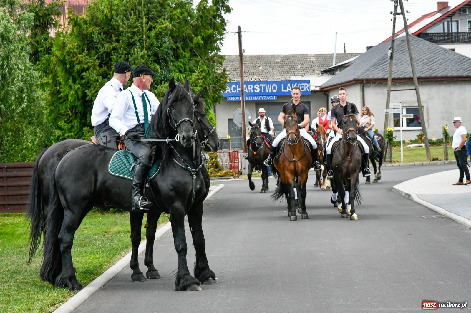 Zdjęcie w galerii na portalu naszraciborz.pl: Gigantyczny korowód w Bieńkowicach. Korony, maszyny i dużo humoru [FOTO i WIDEO] wiadomości z regionu