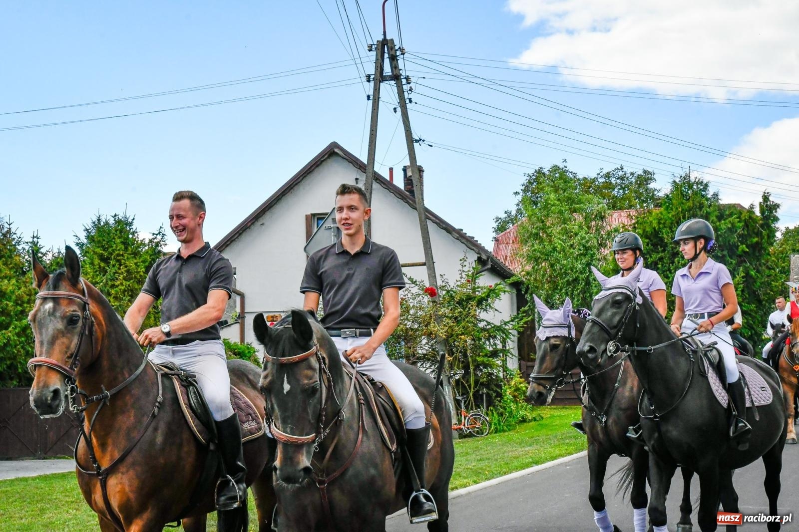 Zdjęcie w galerii na portalu naszraciborz.pl: Gigantyczny korowód w Bieńkowicach. Korony, maszyny i dużo humoru [FOTO i WIDEO] wiadomości z regionu