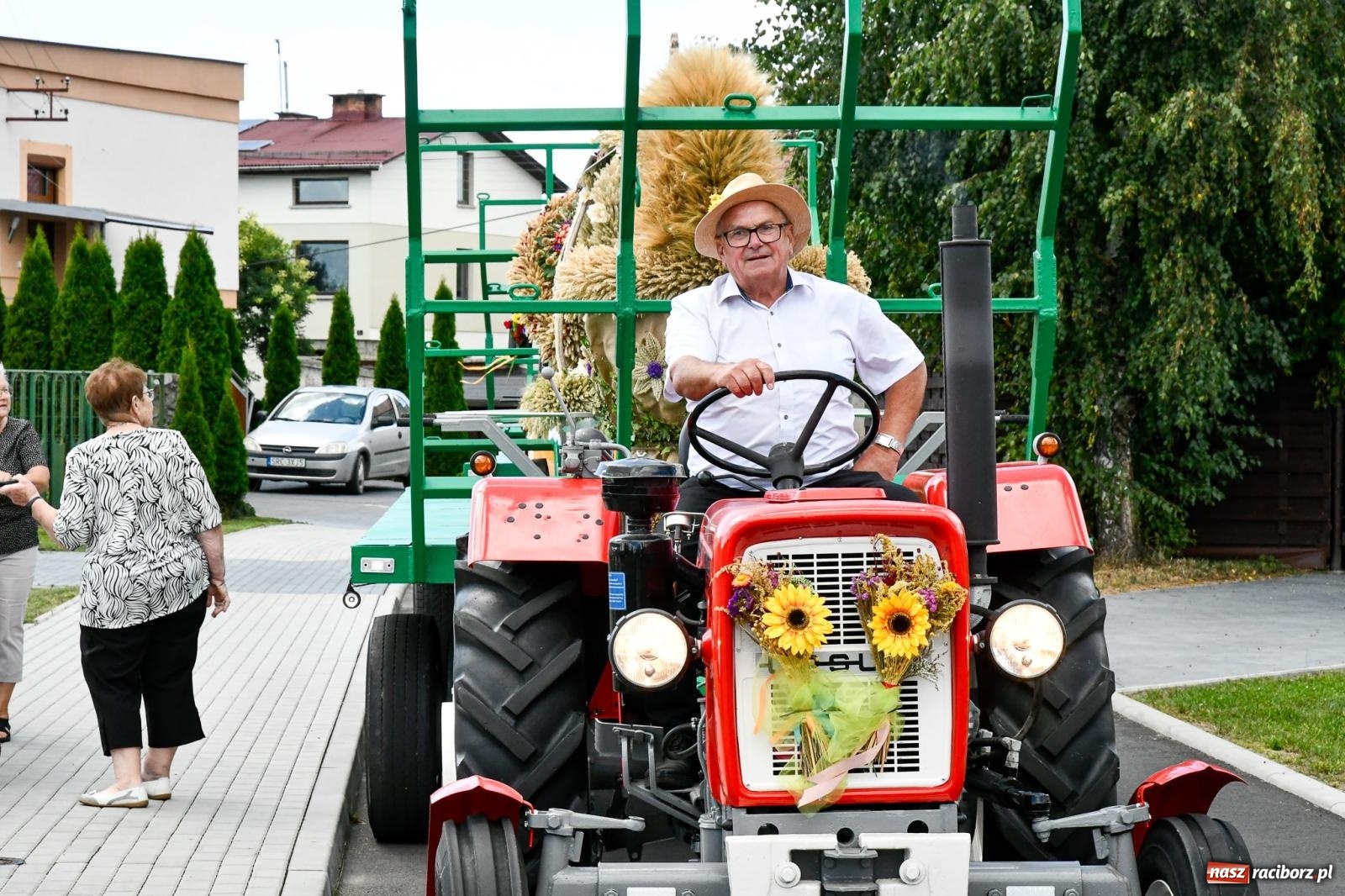 Zdjęcie w galerii na portalu naszraciborz.pl: Gigantyczny korowód w Bieńkowicach. Korony, maszyny i dużo humoru [FOTO i WIDEO] wiadomości z regionu