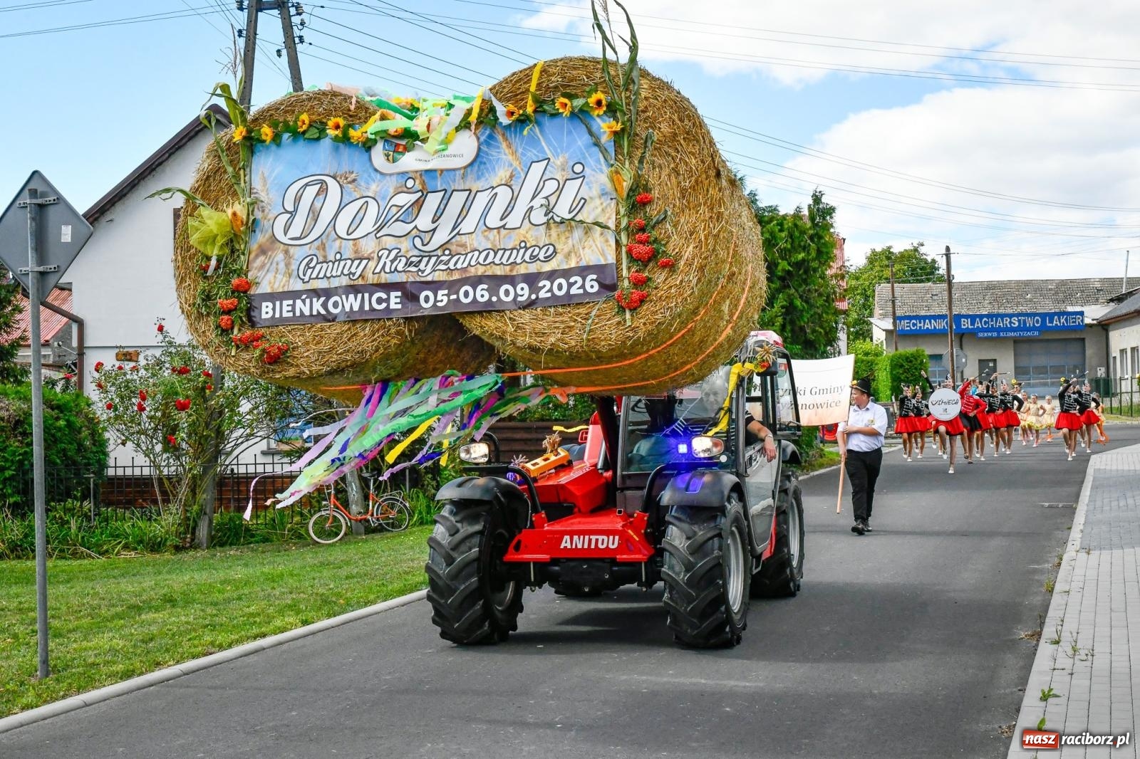 Zdjęcie w galerii na portalu naszraciborz.pl: Gigantyczny korowód w Bieńkowicach. Korony, maszyny i dużo humoru [FOTO i WIDEO] wiadomości z regionu