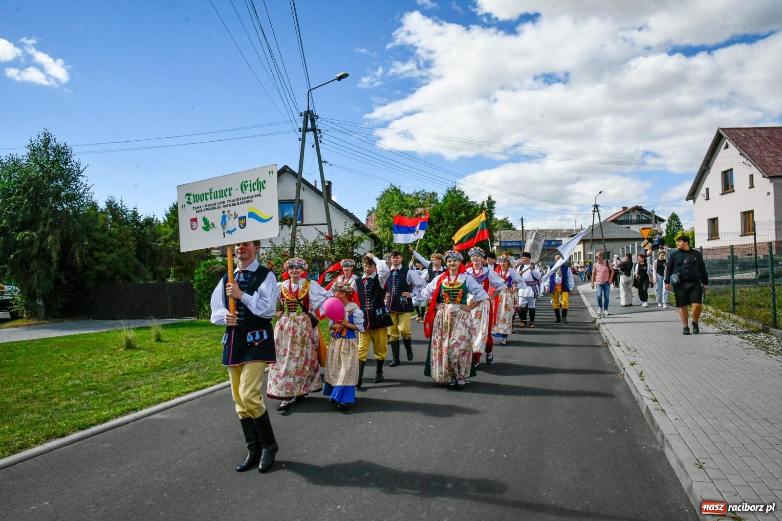 Zdjęcie w galerii na portalu naszraciborz.pl: Gigantyczny korowód w Bieńkowicach. Korony, maszyny i dużo humoru [FOTO i WIDEO] wiadomości z regionu
