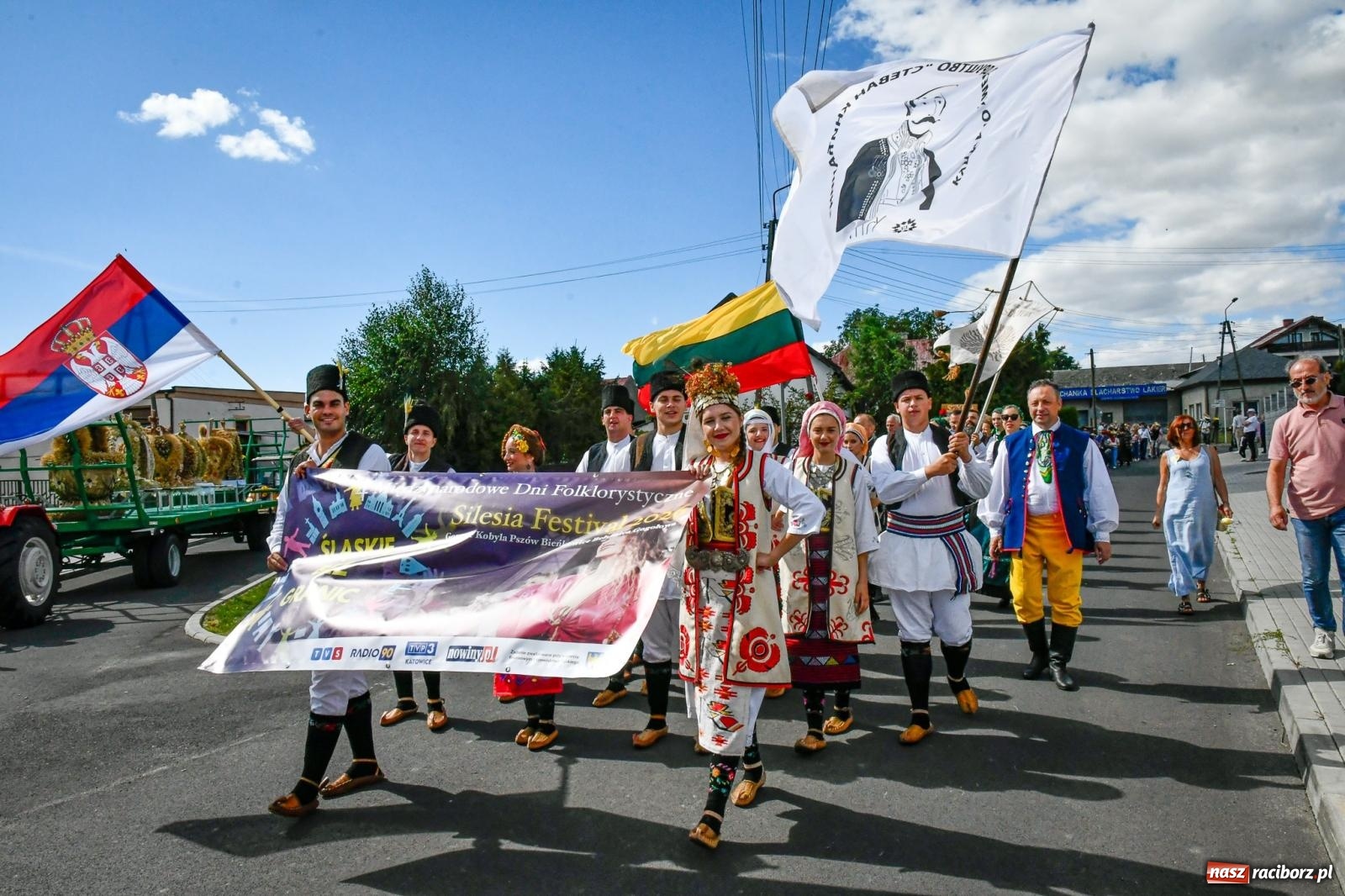 Zdjęcie w galerii na portalu naszraciborz.pl: Gigantyczny korowód w Bieńkowicach. Korony, maszyny i dużo humoru [FOTO i WIDEO] wiadomości z regionu
