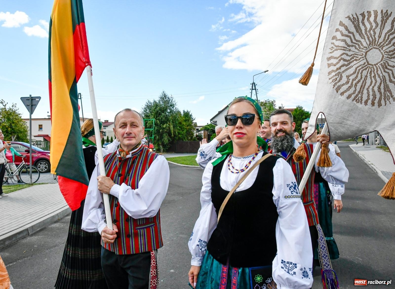 Zdjęcie w galerii na portalu naszraciborz.pl: Gigantyczny korowód w Bieńkowicach. Korony, maszyny i dużo humoru [FOTO i WIDEO] wiadomości z regionu