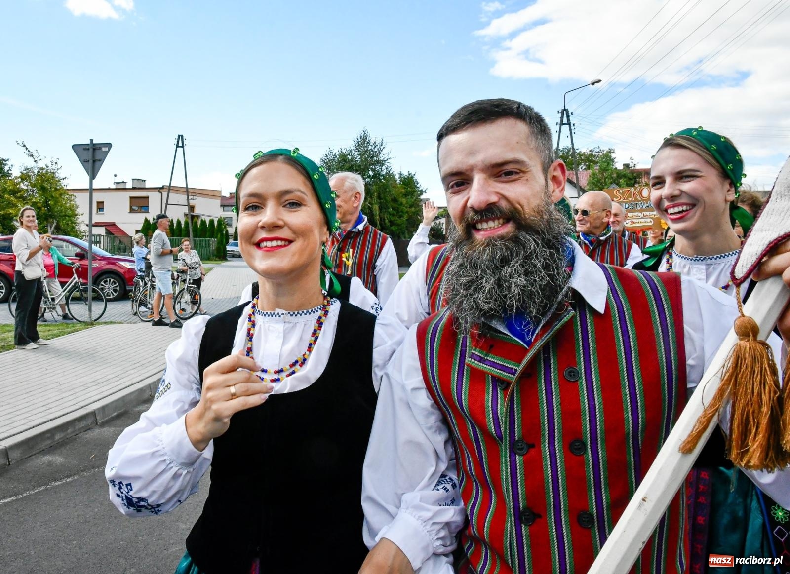 Zdjęcie w galerii na portalu naszraciborz.pl: Gigantyczny korowód w Bieńkowicach. Korony, maszyny i dużo humoru [FOTO i WIDEO] wiadomości z regionu