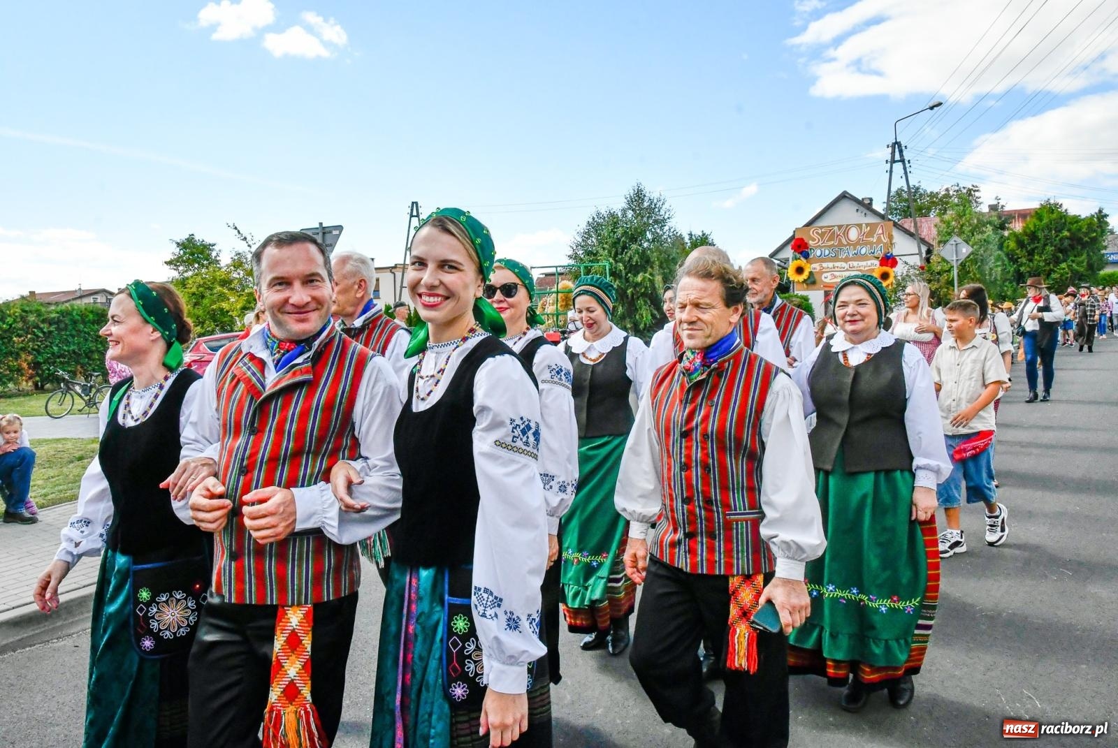 Zdjęcie w galerii na portalu naszraciborz.pl: Gigantyczny korowód w Bieńkowicach. Korony, maszyny i dużo humoru [FOTO i WIDEO] wiadomości z regionu