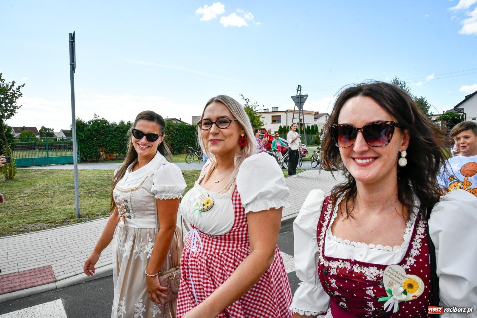 Zdjęcie w galerii na portalu naszraciborz.pl: Gigantyczny korowód w Bieńkowicach. Korony, maszyny i dużo humoru [FOTO i WIDEO] wiadomości z regionu