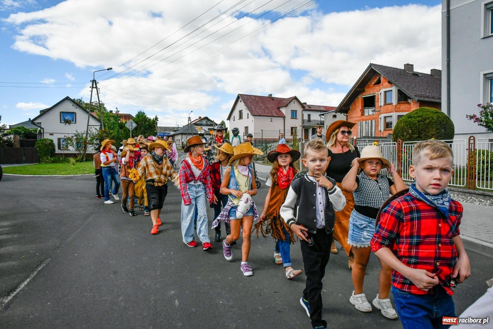 Zdjęcie w galerii na portalu naszraciborz.pl: Gigantyczny korowód w Bieńkowicach. Korony, maszyny i dużo humoru [FOTO i WIDEO] wiadomości z regionu