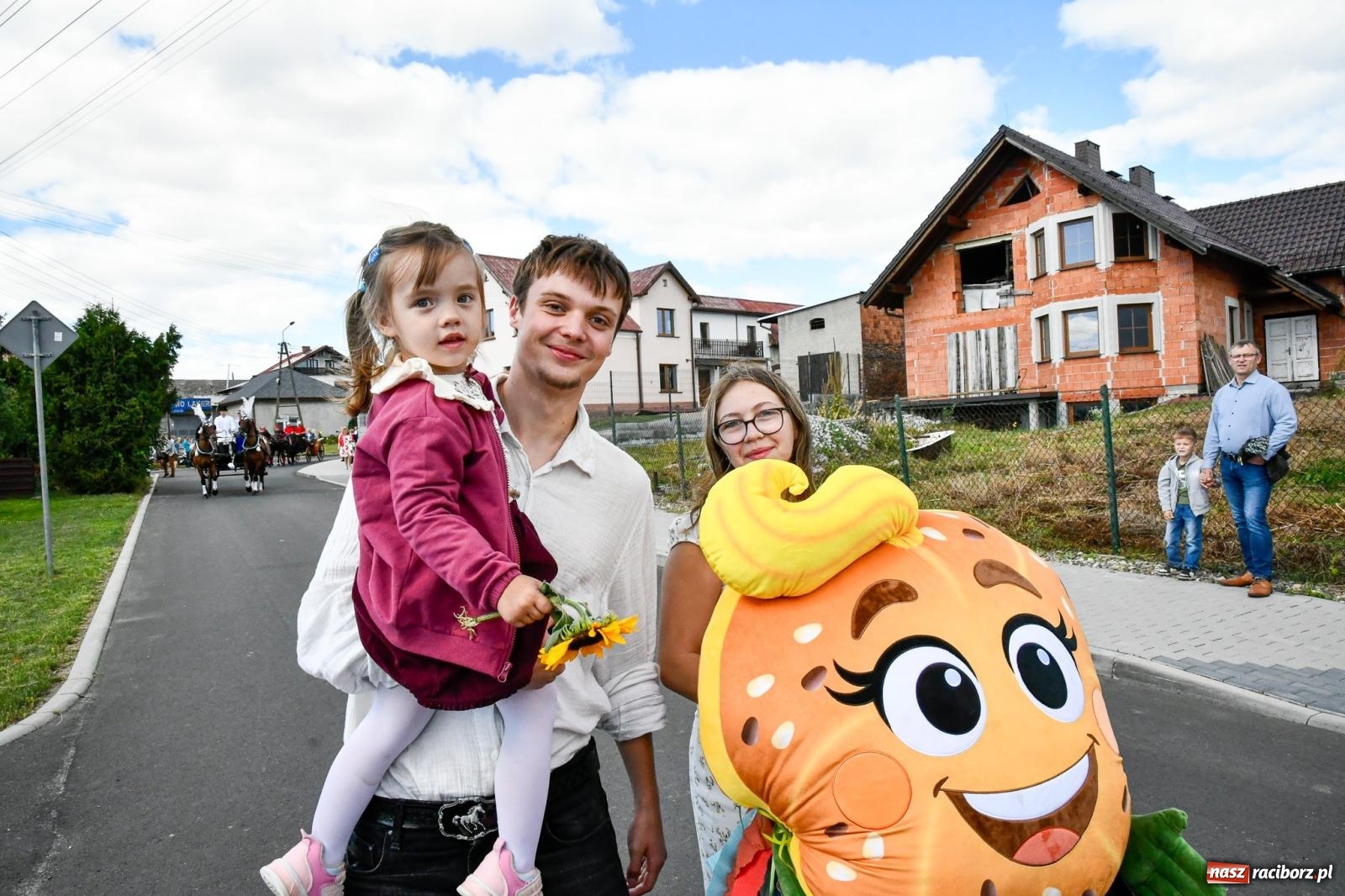 Zdjęcie w galerii na portalu naszraciborz.pl: Gigantyczny korowód w Bieńkowicach. Korony, maszyny i dużo humoru [FOTO i WIDEO] wiadomości z regionu