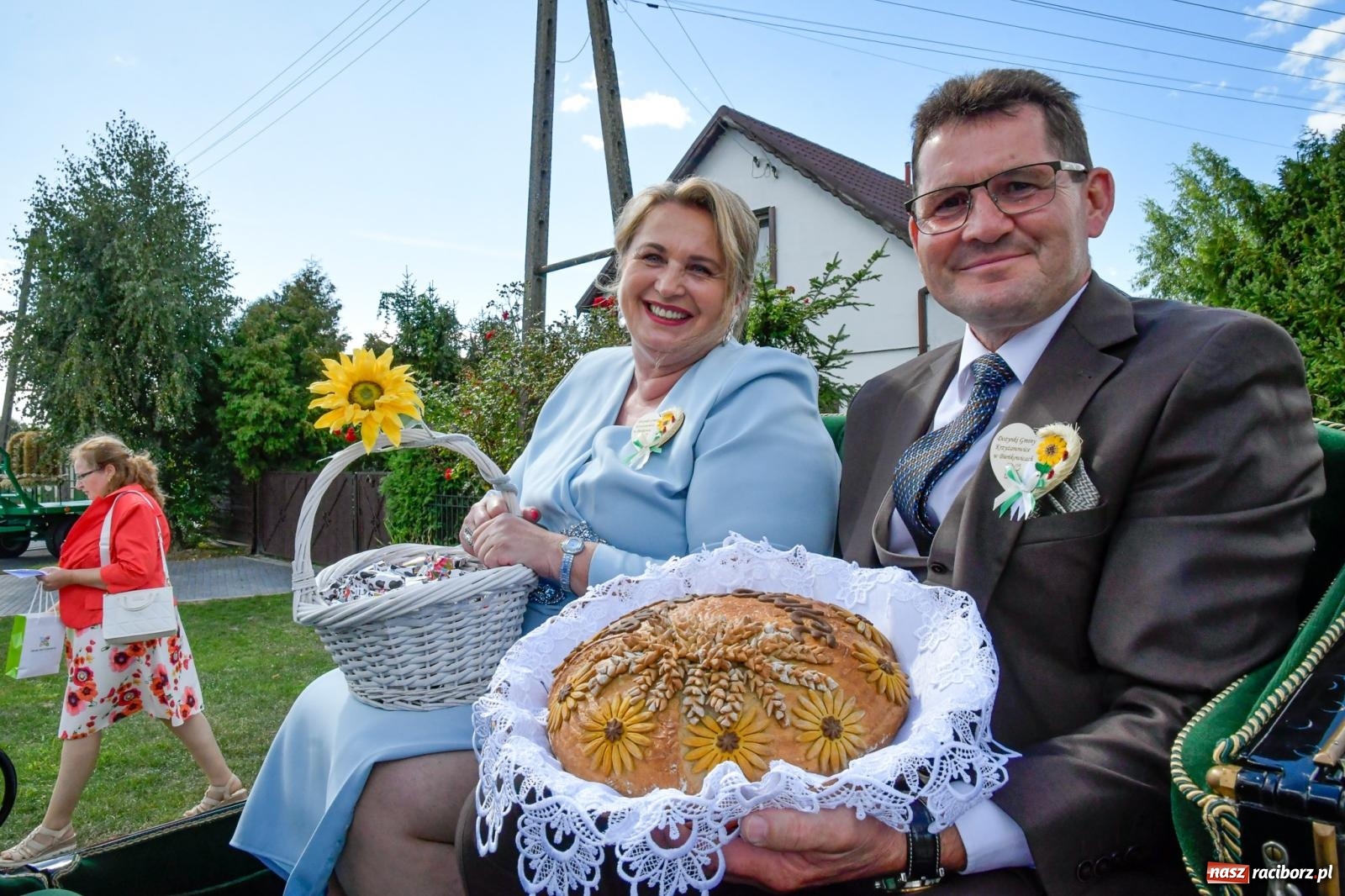 Zdjęcie w galerii na portalu naszraciborz.pl: Gigantyczny korowód w Bieńkowicach. Korony, maszyny i dużo humoru [FOTO i WIDEO] wiadomości z regionu