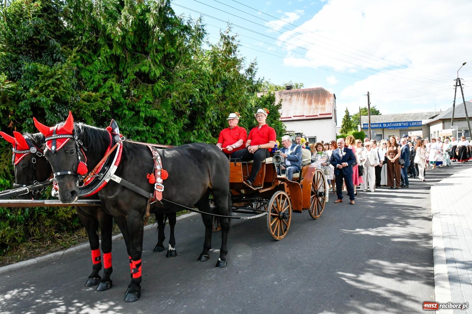 Zdjęcie w galerii na portalu naszraciborz.pl: Gigantyczny korowód w Bieńkowicach. Korony, maszyny i dużo humoru [FOTO i WIDEO] wiadomości z regionu