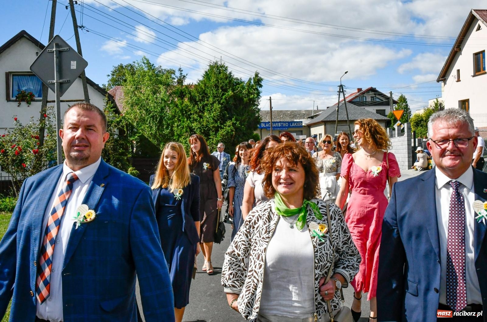 Zdjęcie w galerii na portalu naszraciborz.pl: Gigantyczny korowód w Bieńkowicach. Korony, maszyny i dużo humoru [FOTO i WIDEO] wiadomości z regionu
