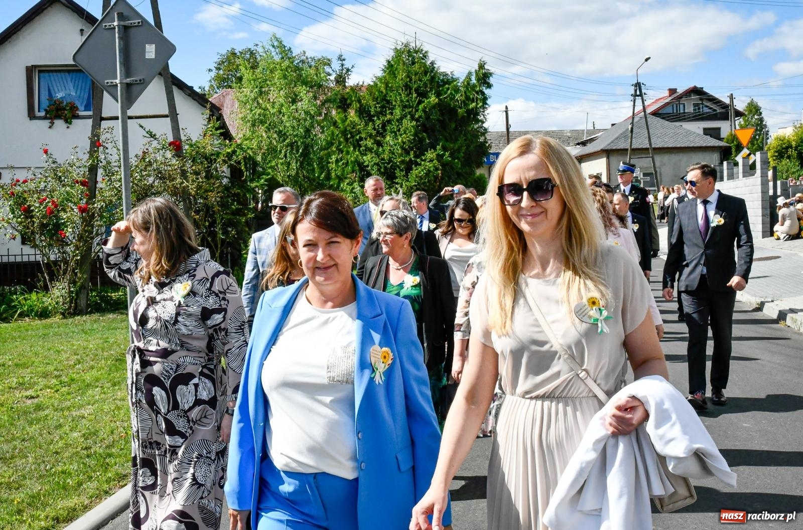 Zdjęcie w galerii na portalu naszraciborz.pl: Gigantyczny korowód w Bieńkowicach. Korony, maszyny i dużo humoru [FOTO i WIDEO] wiadomości z regionu