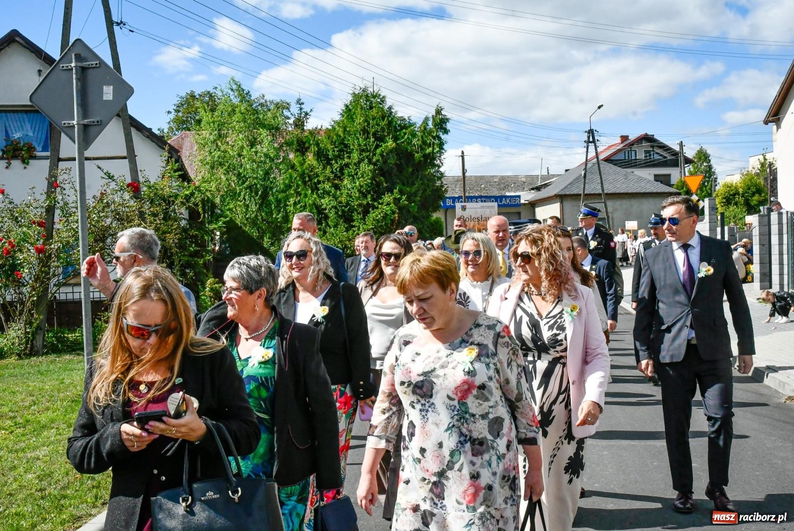 Zdjęcie w galerii na portalu naszraciborz.pl: Gigantyczny korowód w Bieńkowicach. Korony, maszyny i dużo humoru [FOTO i WIDEO] wiadomości z regionu