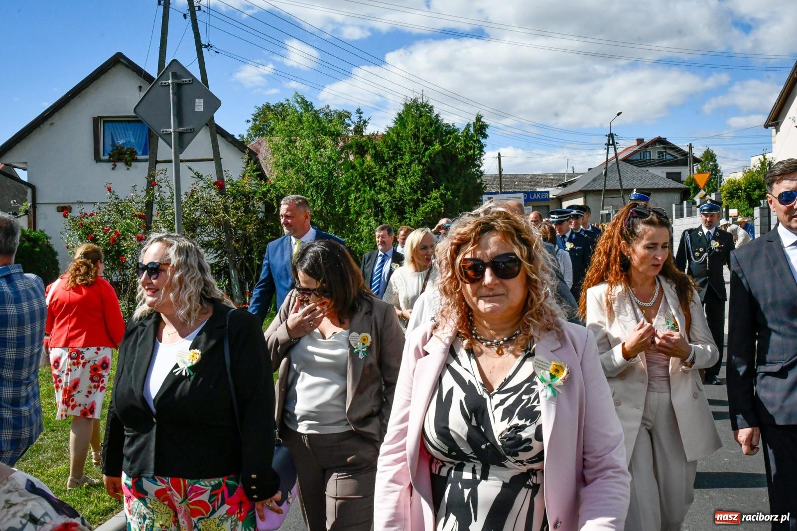 Zdjęcie w galerii na portalu naszraciborz.pl: Gigantyczny korowód w Bieńkowicach. Korony, maszyny i dużo humoru [FOTO i WIDEO] wiadomości z regionu