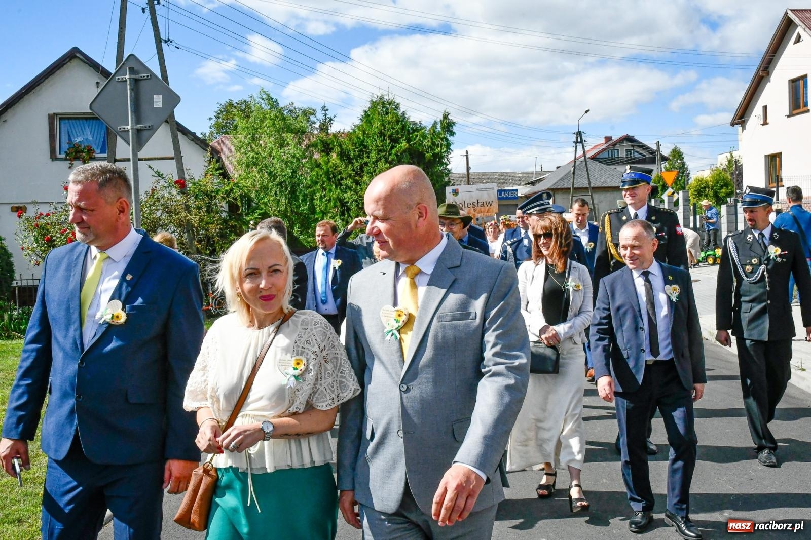 Zdjęcie w galerii na portalu naszraciborz.pl: Gigantyczny korowód w Bieńkowicach. Korony, maszyny i dużo humoru [FOTO i WIDEO] wiadomości z regionu