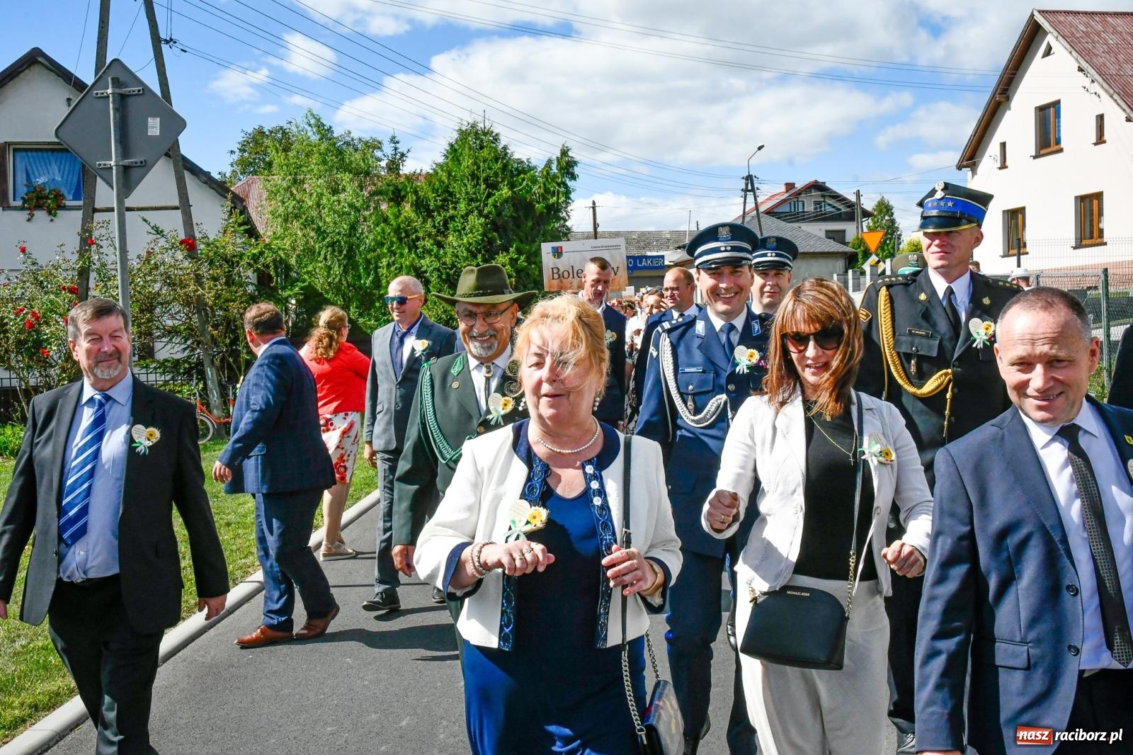 Zdjęcie w galerii na portalu naszraciborz.pl: Gigantyczny korowód w Bieńkowicach. Korony, maszyny i dużo humoru [FOTO i WIDEO] wiadomości z regionu