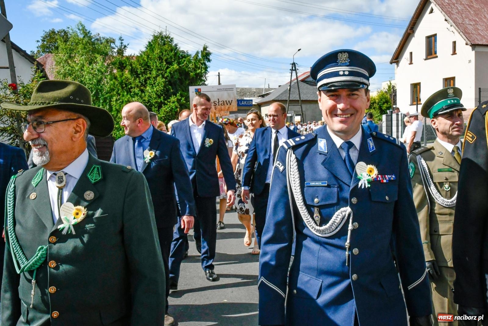Zdjęcie w galerii na portalu naszraciborz.pl: Gigantyczny korowód w Bieńkowicach. Korony, maszyny i dużo humoru [FOTO i WIDEO] wiadomości z regionu