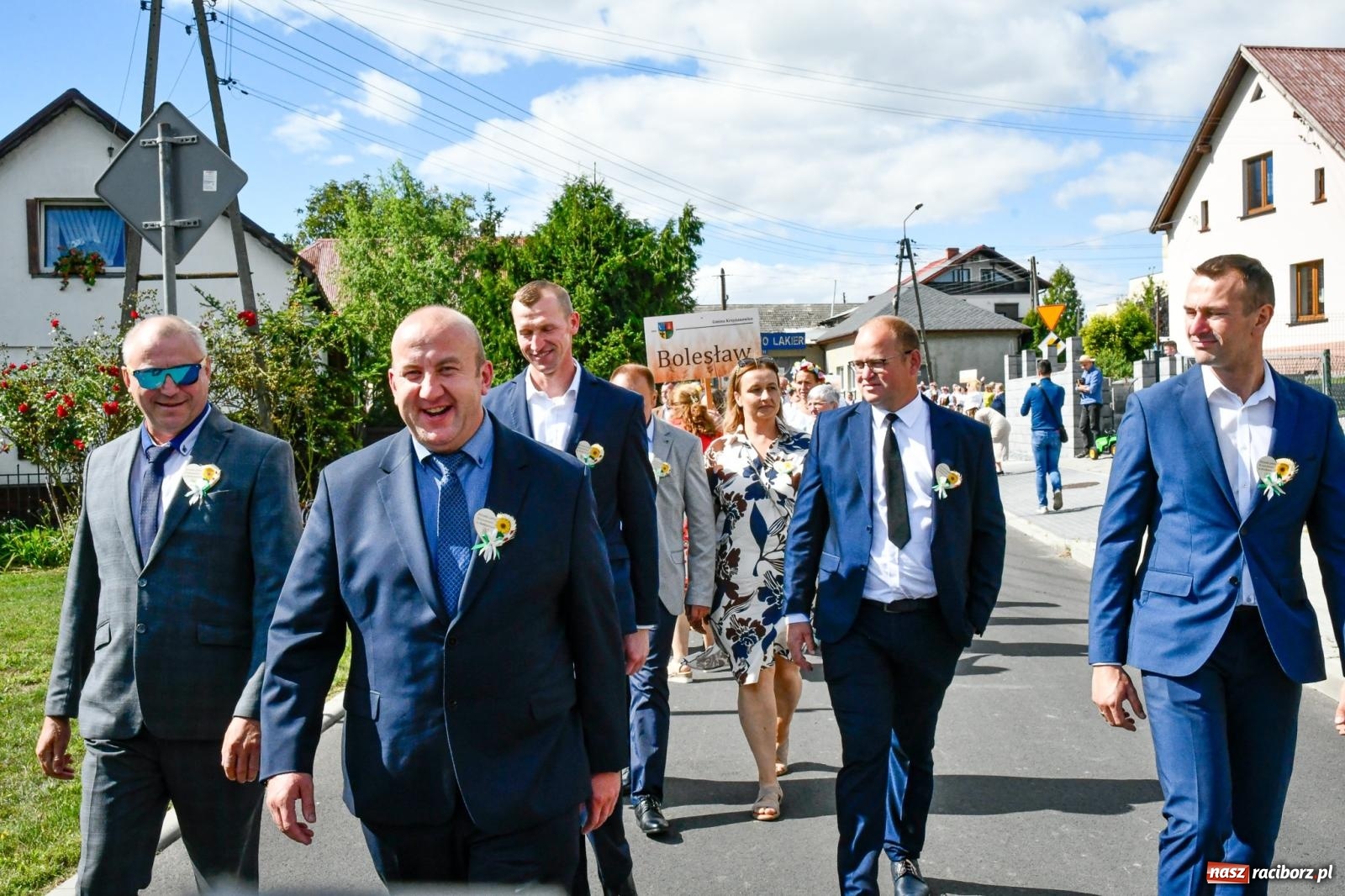 Zdjęcie w galerii na portalu naszraciborz.pl: Gigantyczny korowód w Bieńkowicach. Korony, maszyny i dużo humoru [FOTO i WIDEO] wiadomości z regionu