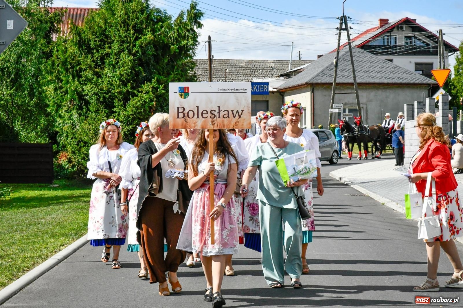 Zdjęcie w galerii na portalu naszraciborz.pl: Gigantyczny korowód w Bieńkowicach. Korony, maszyny i dużo humoru [FOTO i WIDEO] wiadomości z regionu