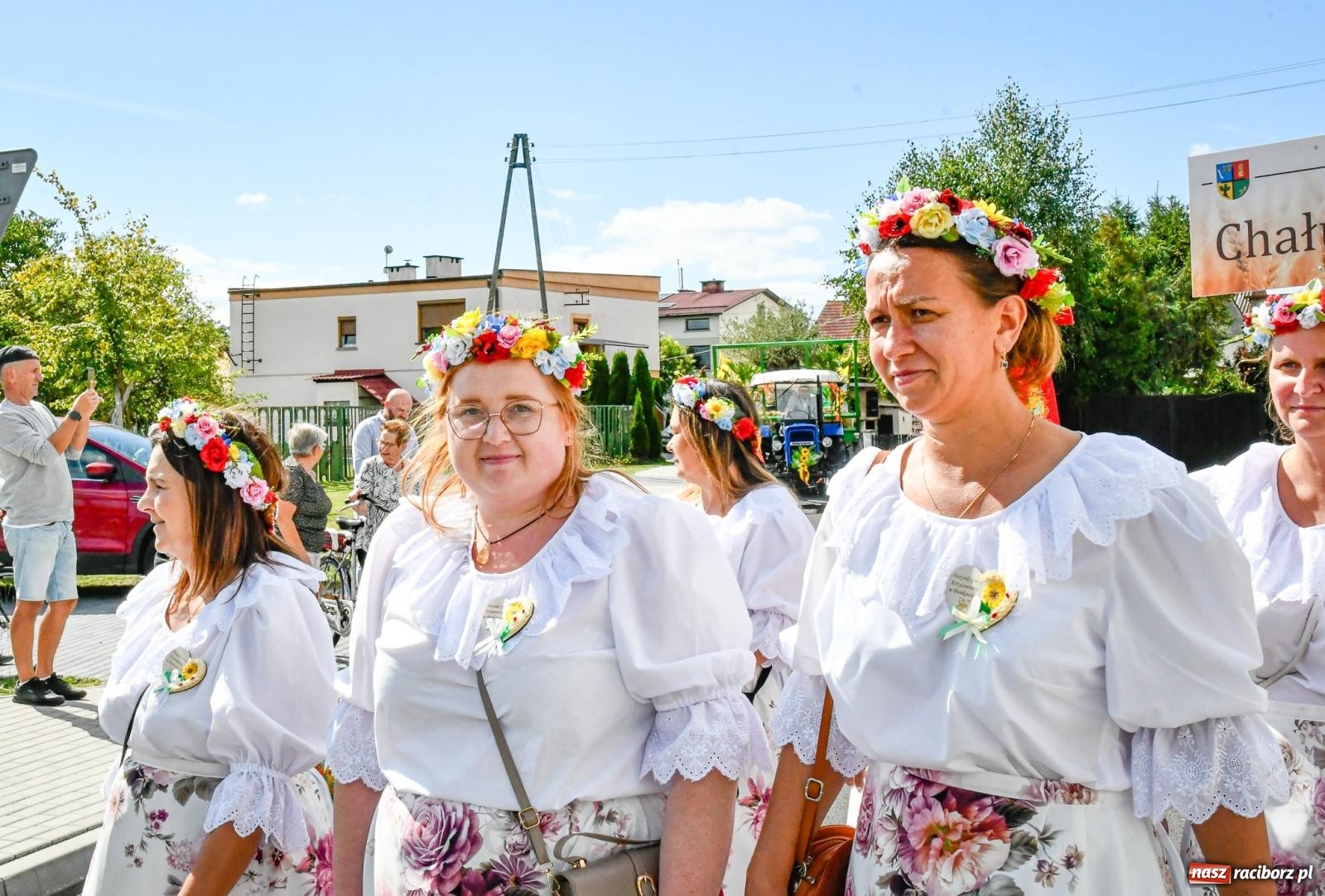 Zdjęcie w galerii na portalu naszraciborz.pl: Gigantyczny korowód w Bieńkowicach. Korony, maszyny i dużo humoru [FOTO i WIDEO] wiadomości z regionu