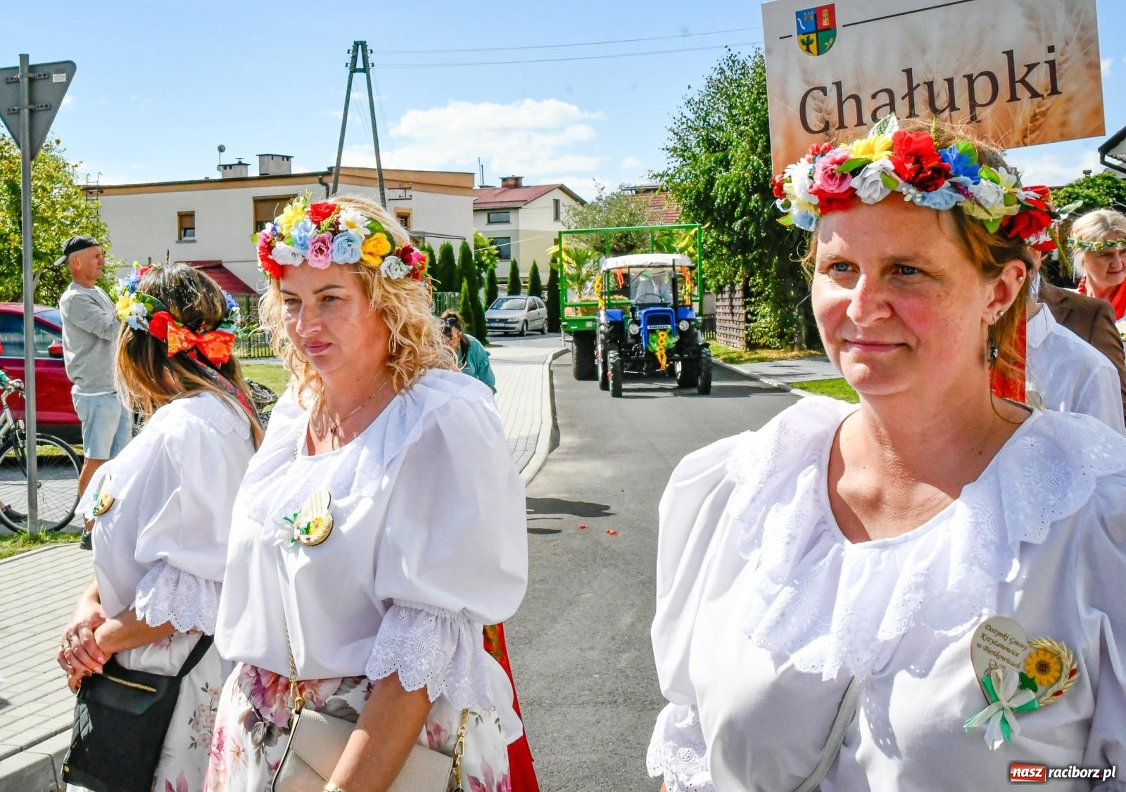 Zdjęcie w galerii na portalu naszraciborz.pl: Gigantyczny korowód w Bieńkowicach. Korony, maszyny i dużo humoru [FOTO i WIDEO] wiadomości z regionu