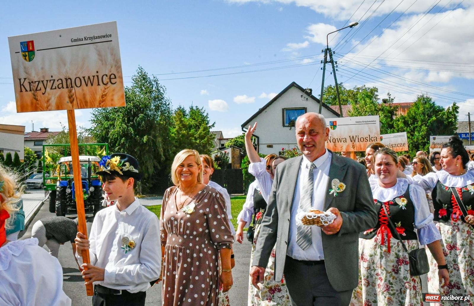 Zdjęcie w galerii na portalu naszraciborz.pl: Gigantyczny korowód w Bieńkowicach. Korony, maszyny i dużo humoru [FOTO i WIDEO] wiadomości z regionu