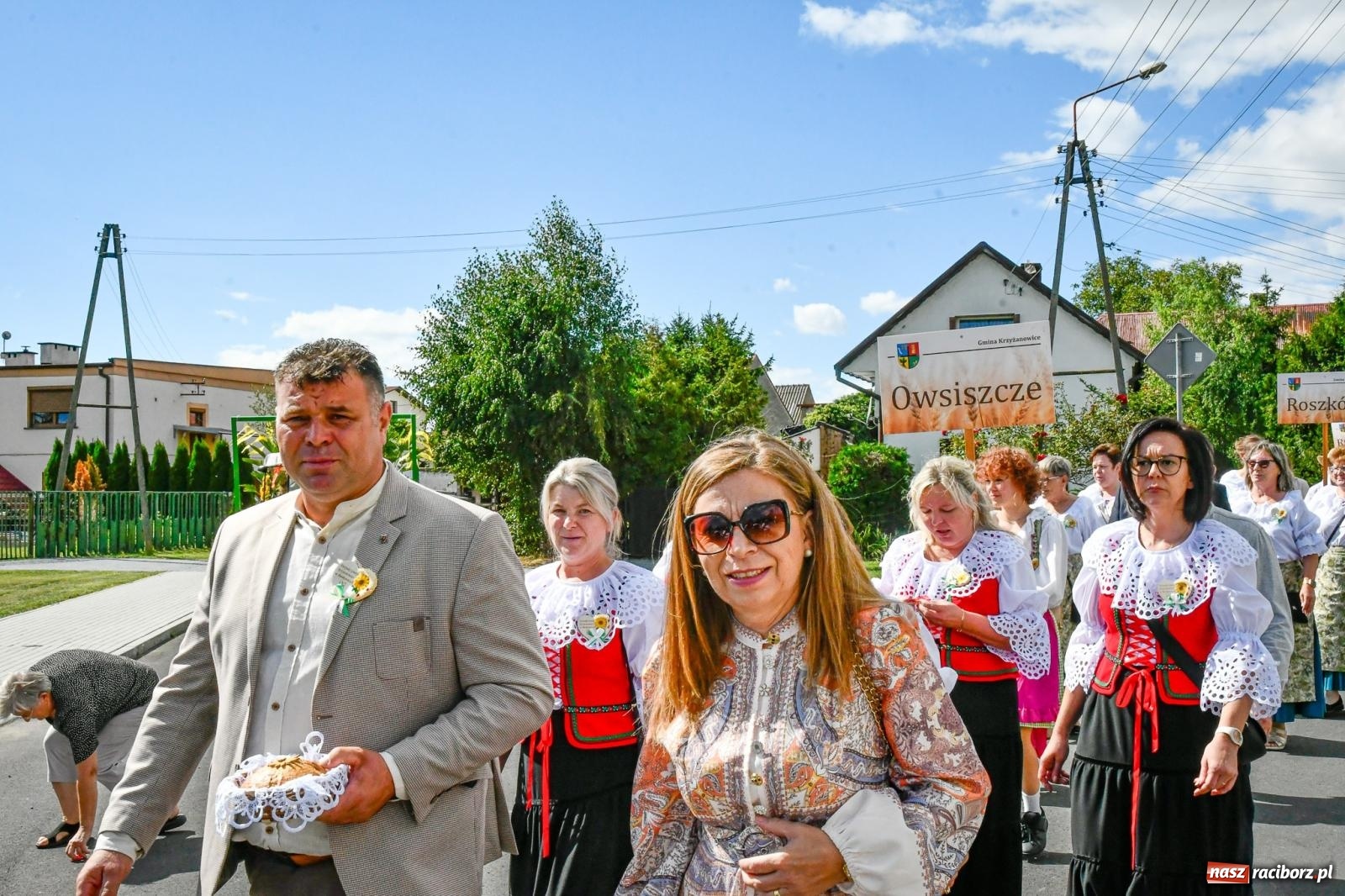 Zdjęcie w galerii na portalu naszraciborz.pl: Gigantyczny korowód w Bieńkowicach. Korony, maszyny i dużo humoru [FOTO i WIDEO] wiadomości z regionu