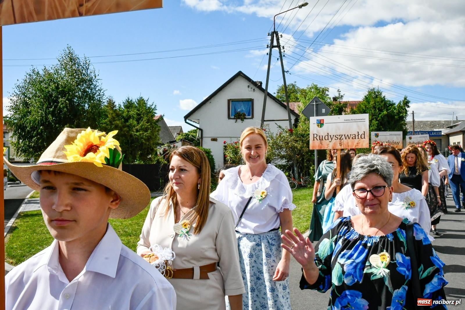 Zdjęcie w galerii na portalu naszraciborz.pl: Gigantyczny korowód w Bieńkowicach. Korony, maszyny i dużo humoru [FOTO i WIDEO] wiadomości z regionu