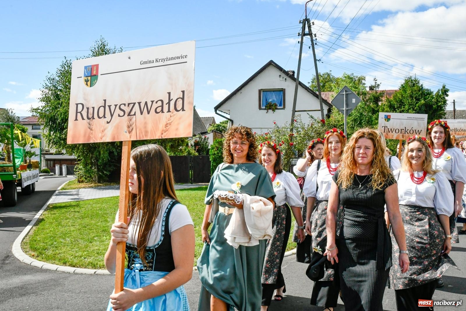 Zdjęcie w galerii na portalu naszraciborz.pl: Gigantyczny korowód w Bieńkowicach. Korony, maszyny i dużo humoru [FOTO i WIDEO] wiadomości z regionu