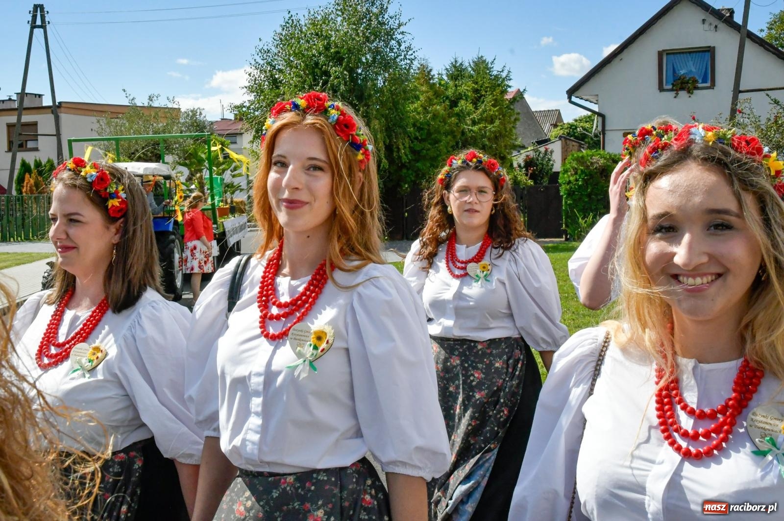 Zdjęcie w galerii na portalu naszraciborz.pl: Gigantyczny korowód w Bieńkowicach. Korony, maszyny i dużo humoru [FOTO i WIDEO] wiadomości z regionu